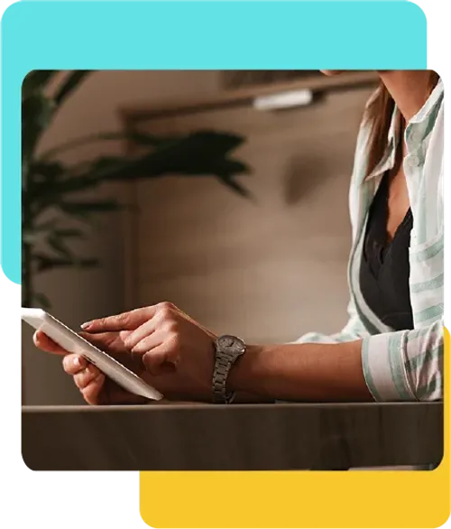 Mujer comprabando credencial Ospicha