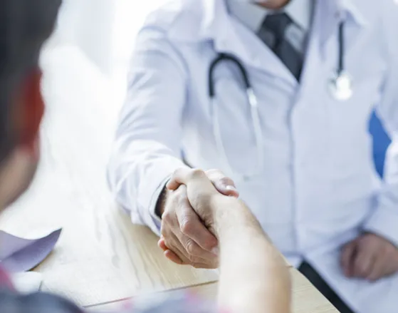 Imagen de doctor con carpeta en la mano